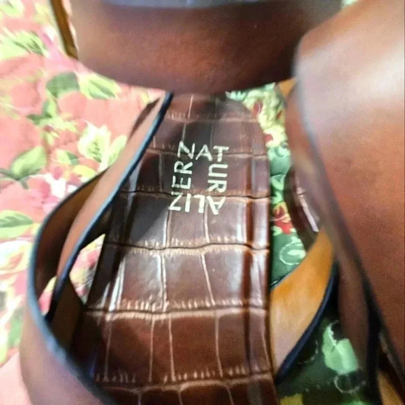 Like new Woman's‎ Naturalizer sandals. - Picture 5 of 7